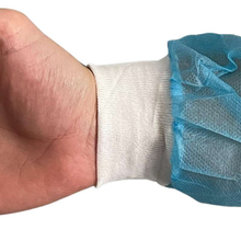 D2D Fluid-resistant disposable isolation gown with knitted cuffs