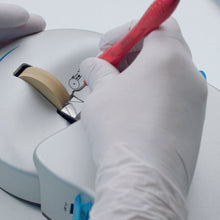 Affûteuse LM-RondoPlus™. Image montrant comment maintenir un instrument en acier inoxydable contre la meule d'affûtage.