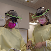 Ambience™ Face Shield - Écran de protection avec harnais de tête. Utilisé avec ou sans loupes. Entièrement réglable. Anti-rayures et sans éblouissement.