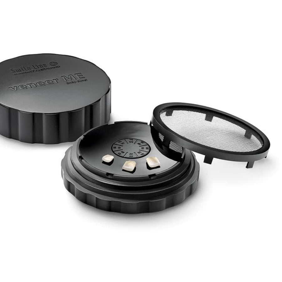 VeneerME™ de Smile Line & StyleItaliano™ est un étui sécurisé et réutilisable avec un coussin de gel et une membrane en nylon pour le transport, le stockage et la manipulation des facettes en toute sécurité.